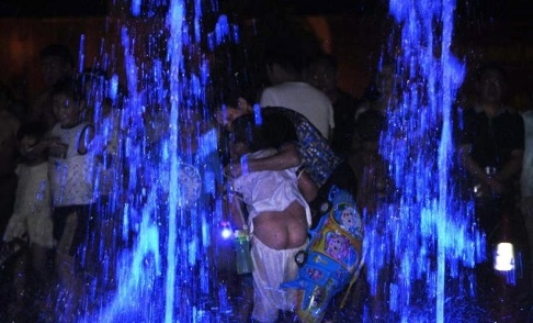 Voi nuoc hat tung be trai len cao 2 m hinh anh