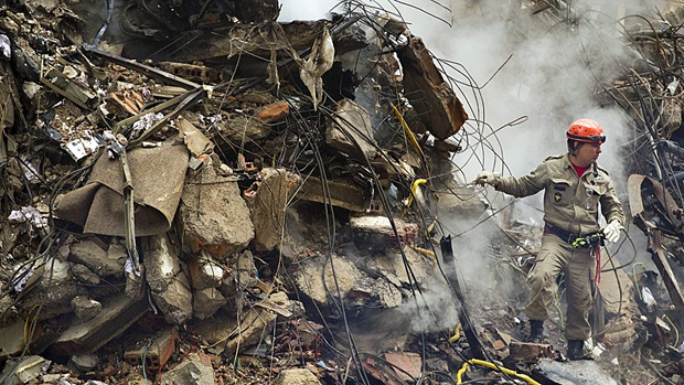 Toa nha dot ngot sap tai Brazil, 7 nguoi chet hinh anh