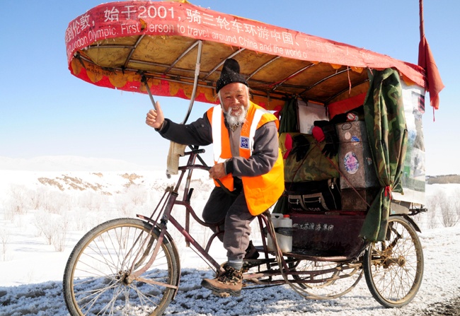 Lao nong Trung Quoc dap xe qua 16 nuoc de xem Olympics hinh anh