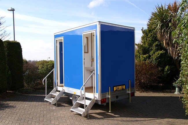 Vao tu vi rinh phu nu trong nha ve sinh hinh anh