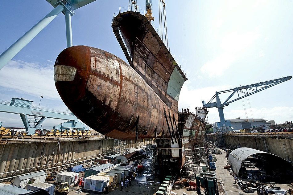 Can canh xuong dong tau san bay dat nhat the gioi hinh anh