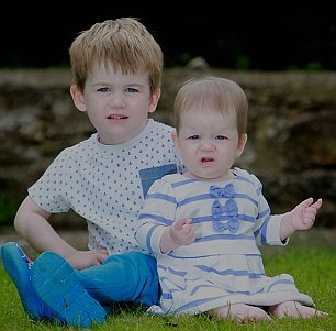 Anh em sinh doi cach nhau 3 tuoi hinh anh