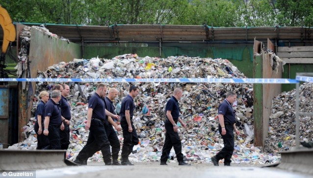 Phat hien thi the tre so sinh lan trong rac thai hinh anh