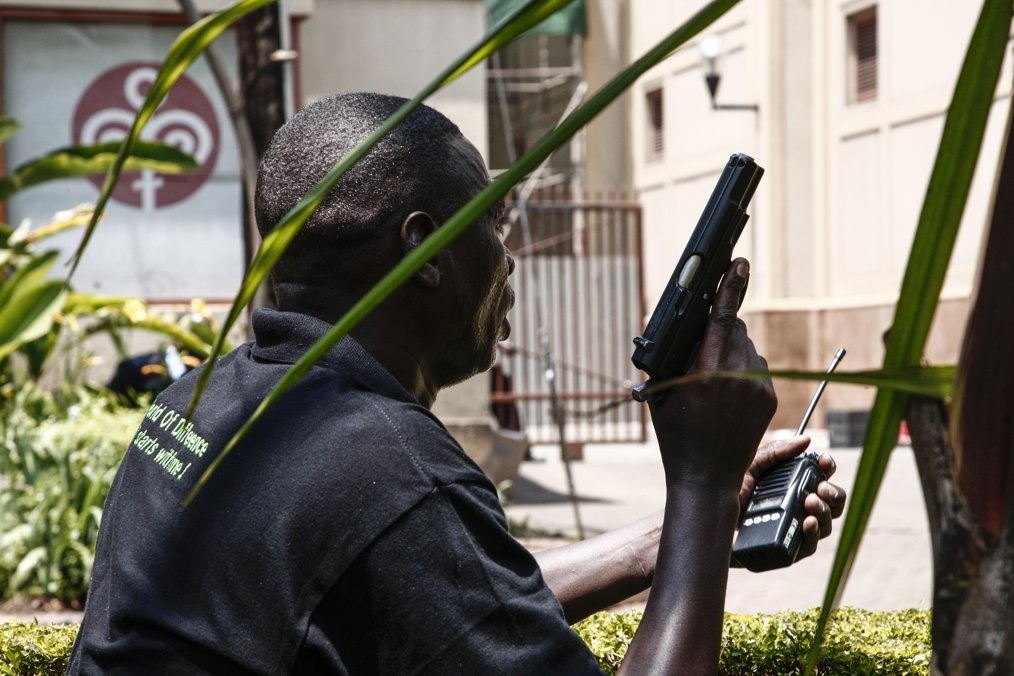 Luc luong an ninh Kenya truy tim khung bo tai khu mua sam hinh anh