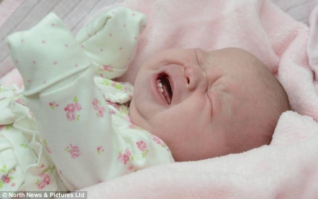 Be so sinh gay soc voi hai rang trong mieng hinh anh