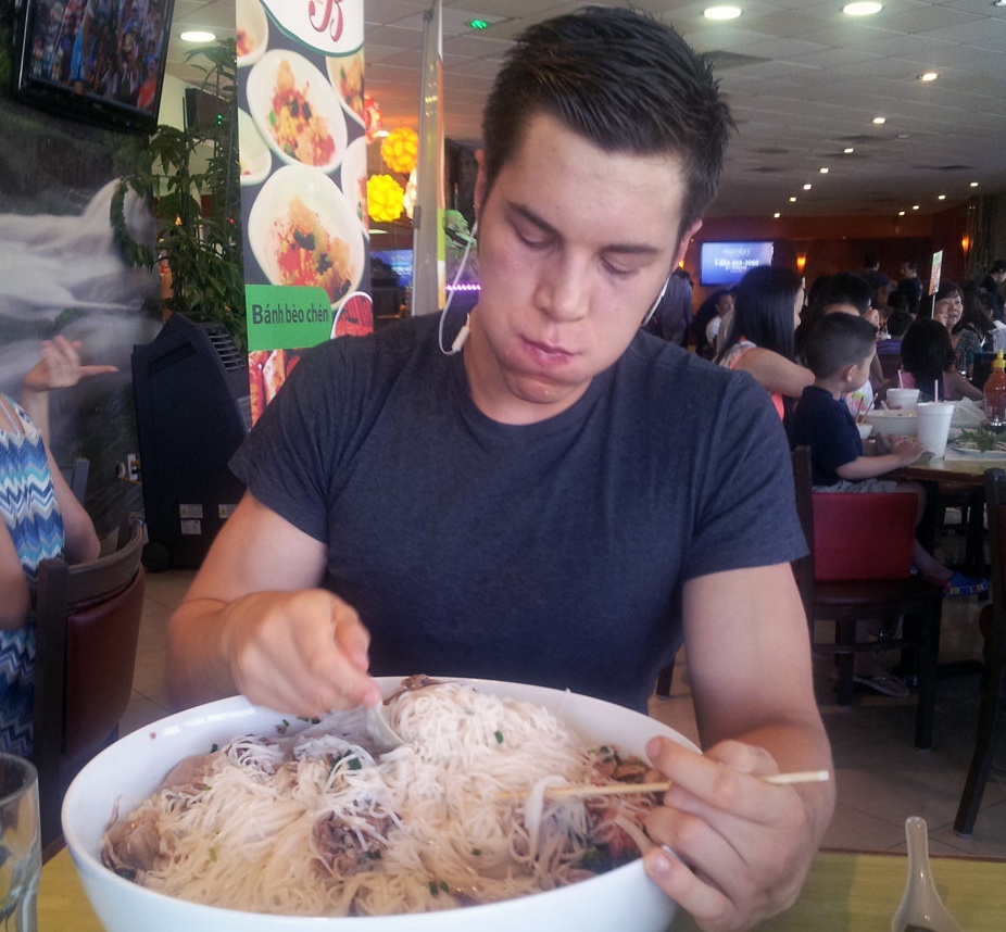 Chang trai chuyen an thi de kiem tien hoc hinh anh