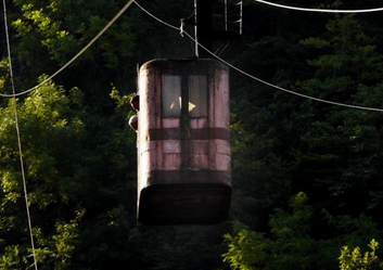 Di chuyen bang nhung hom sat bay o thanh pho mo hinh anh