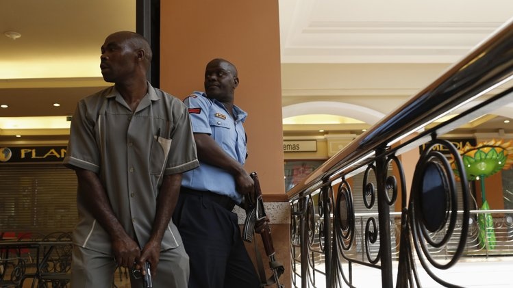 Bon khung bo 'giau san sung, dan trong khu mua sam o Kenya' hinh anh