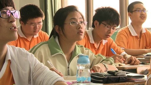 Hoc sinh nam nu Trung Quoc phai cach xa nhau nua met hinh anh