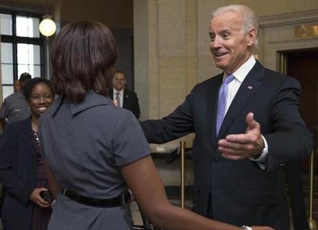 Pho tong thong My 'ninh' nhan vien bang banh hinh anh