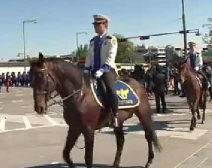 Canh sat du lich Han nhay Gangnam Style trong le ra mat hinh anh