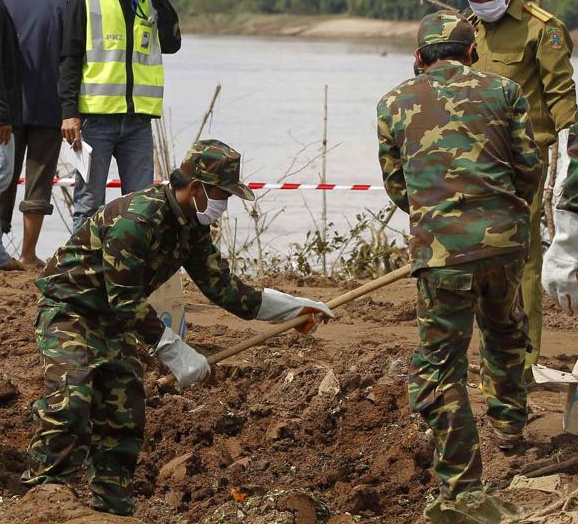 Dao xoi tung tac dat bo song de tim nan nhan vu may bay Lao hinh anh