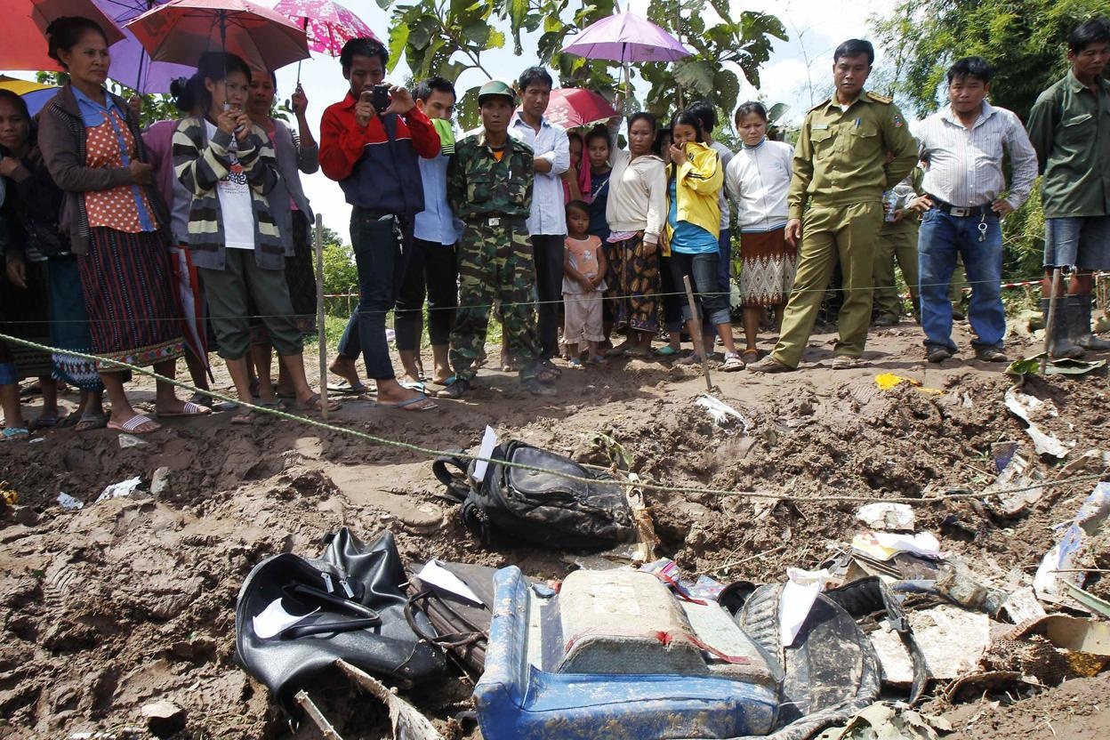 Tim thay 30 thi the trong vu may bay roi tai Lao hinh anh