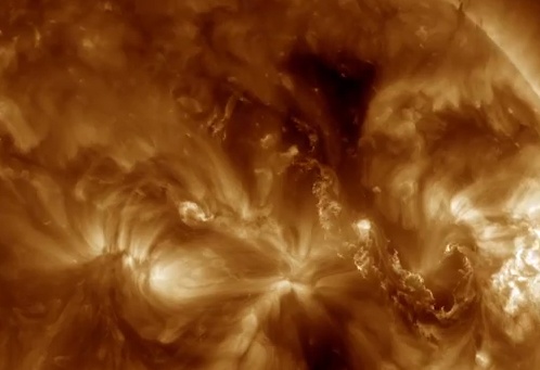 Can canh mat troi thoi lua vao vu tru hinh anh