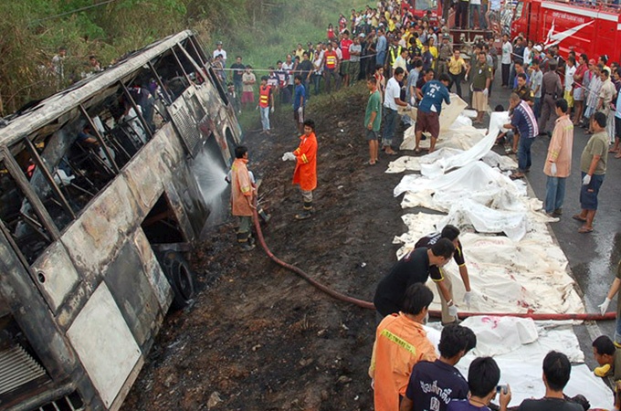 Xe bus lao xuong khe nui o Thai Lan, 20 nguoi chet hinh anh