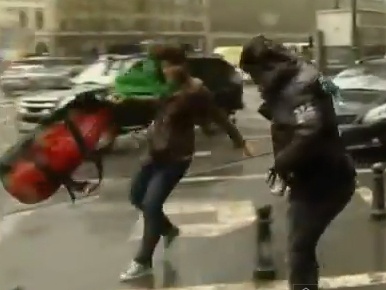 Bao quat nga nguoi, xo do cay o chau Au hinh anh