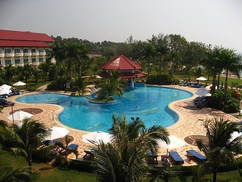 Cu ba dot tu khi dang di spa hinh anh