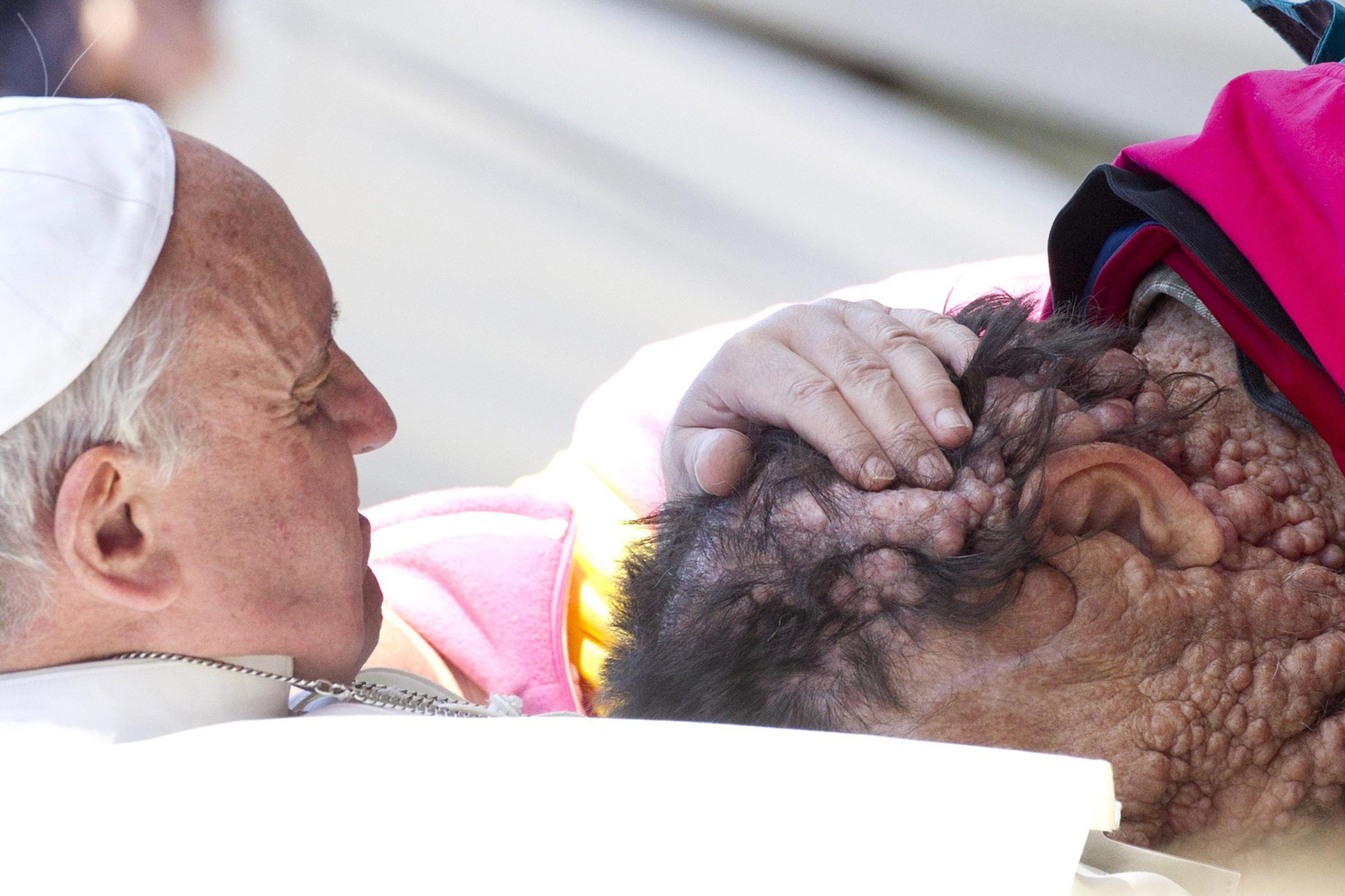 Giao hoang om, hon nguoi 'mat quy' hinh anh