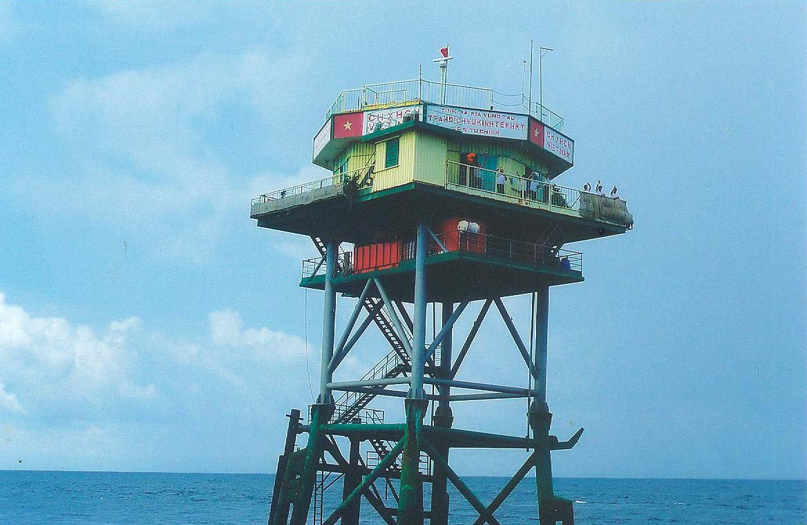 Nha gian o Truong Sa doi dau voi gio bao nhu the nao? hinh anh