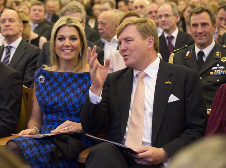 Dan Nga nem ca chua vao vua, hoang hau Ha Lan hinh anh