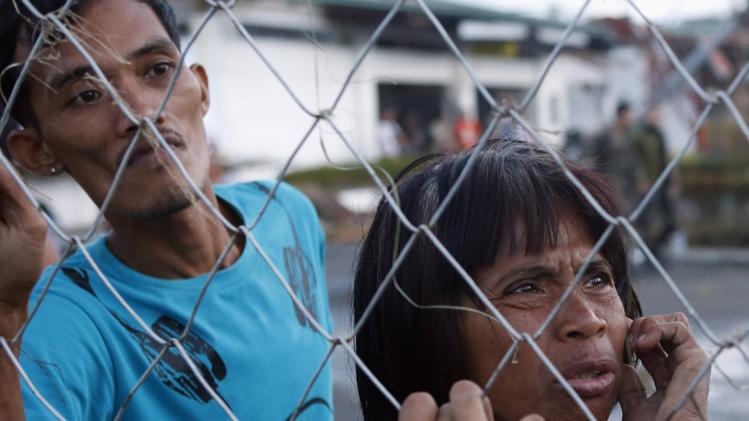 Tu nhan pha tuong vuot nguc sau sieu bao hinh anh