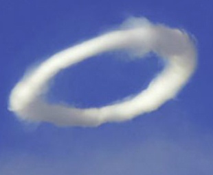 Nui lua chau Au nha khoi tron nhu nguoi hut thuoc hinh anh