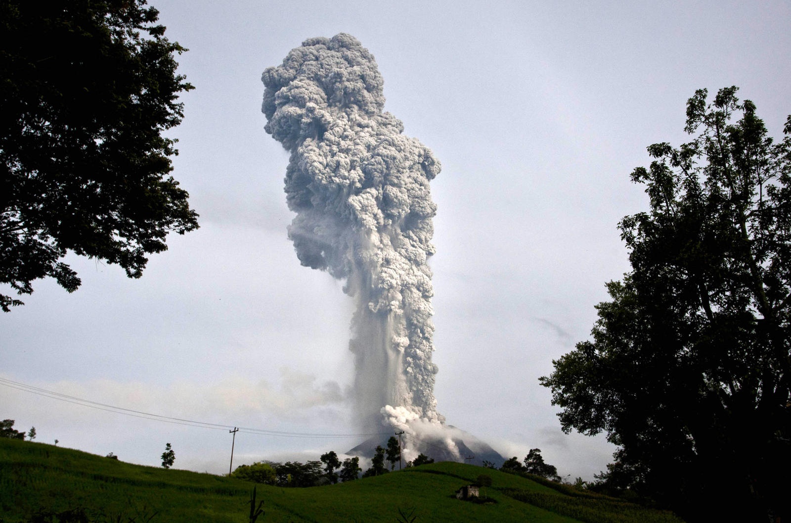 Nui lua Indonesia 'noi gian', hang nghin nguoi chay hinh anh