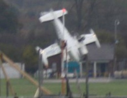 Khoanh khac may bay lao xuong va vo tan hinh anh