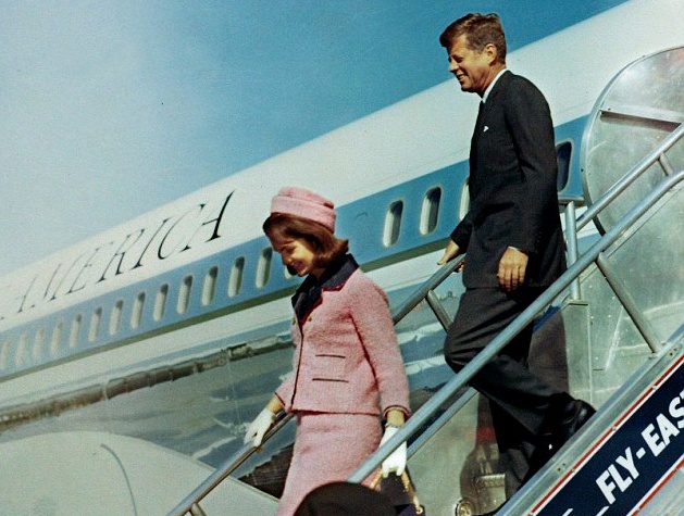 So phan chiec ao tham mau tong thong Kennedy hinh anh