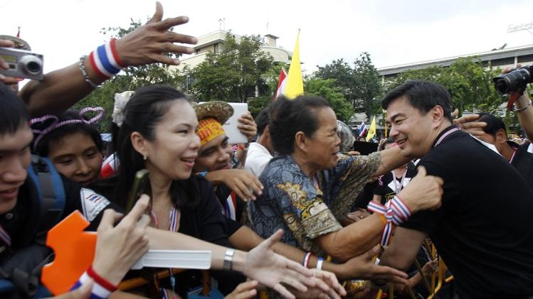 Nguoi bieu tinh Thai chiem hang loat co quan chinh phu hinh anh