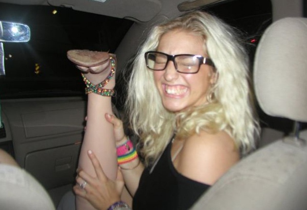 Co gai cat cang chan de deo giay cao got hinh anh