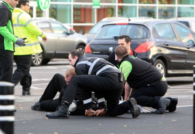 Canh tuong chen lan, tranh cuop o Anh trong 'thu sau den' hinh anh