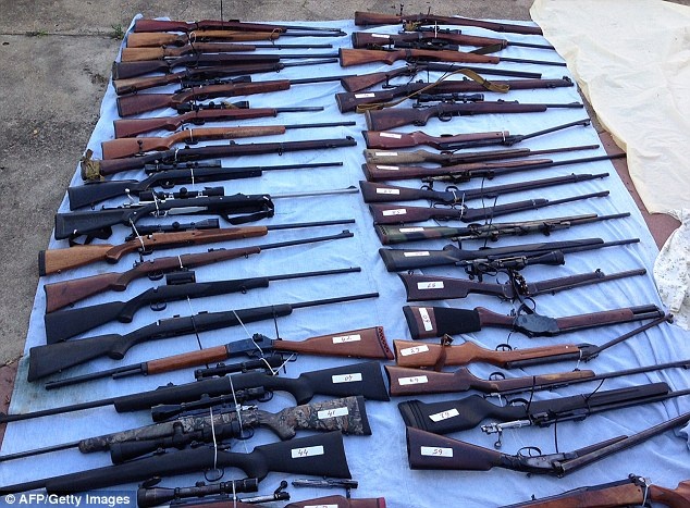 Phat hien 325 sung truong va 4,2 tan dan lau hinh anh