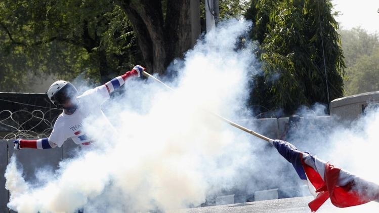 Canh sat Thai Lan phun hoi cay chan bien nguoi bieu tinh hinh anh