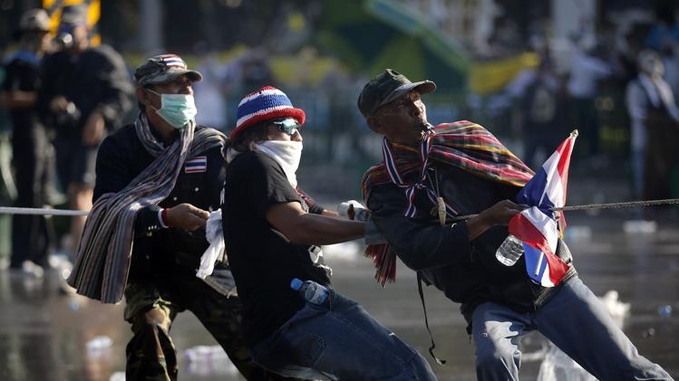 Chinh phu Thai Lan 'phai tu chuc trong 2 ngay' hinh anh