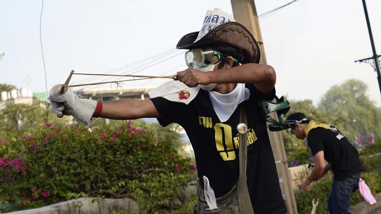 Muon ve sung cao su trong bieu tinh o Thai hinh anh