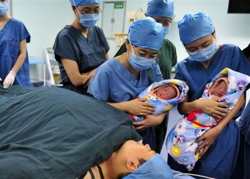 Ban than de mua ho khau cho con hinh anh