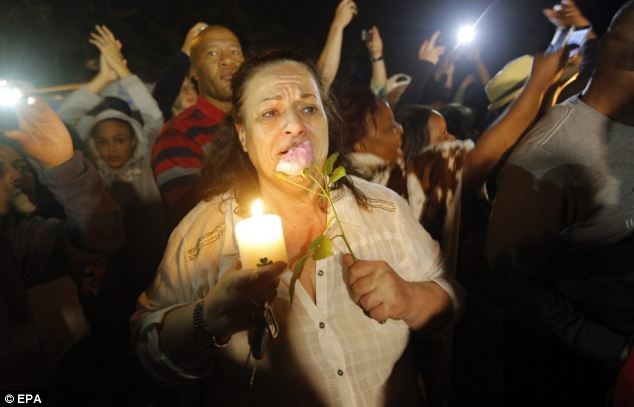 Nguoi dan Nam Phi khoc thuong cuu tong thong Mandela hinh anh