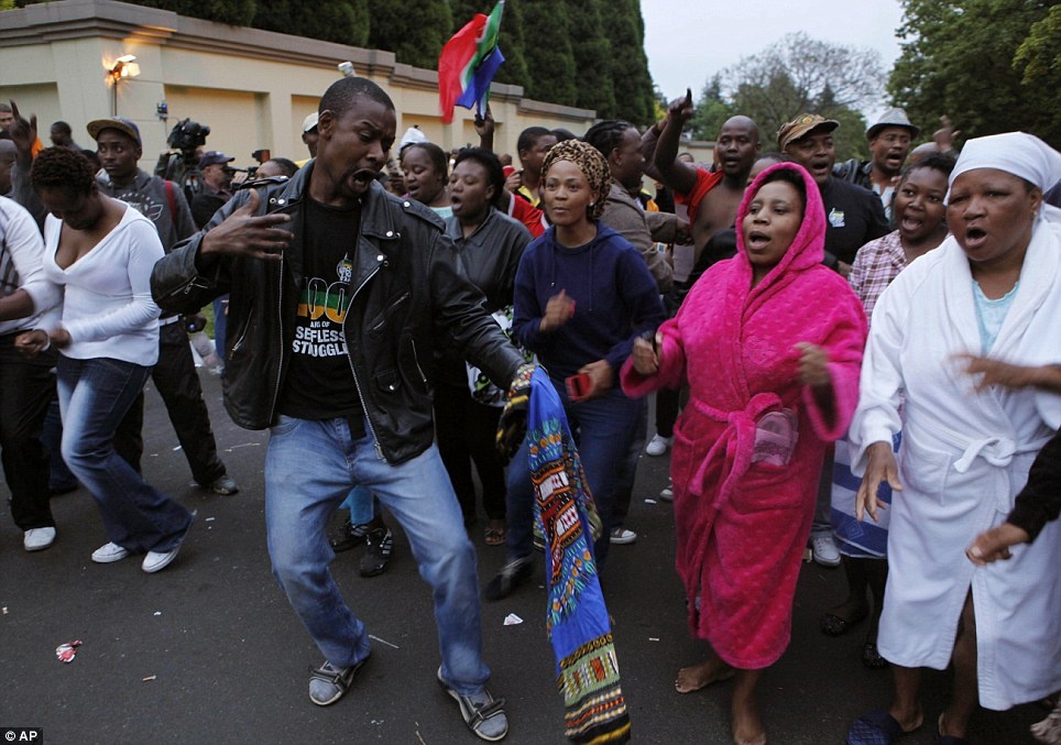 Dan Nam Phi nhay, hat de tien biet Mandela hinh anh