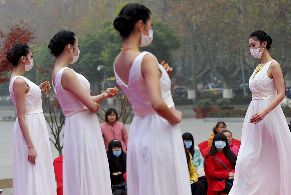 Nguoi mau Trung Quoc deo khau trang vi khong khi ban hinh anh