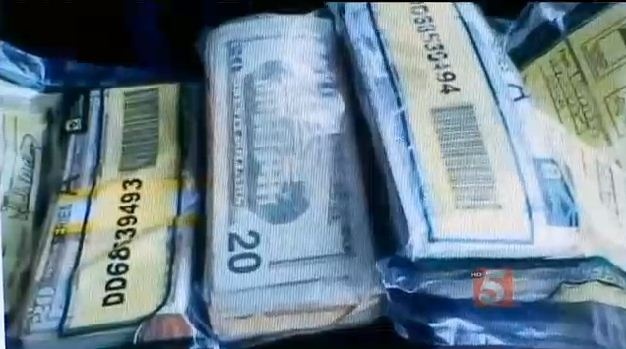 Mua banh nhan duoc tui tien mat hinh anh