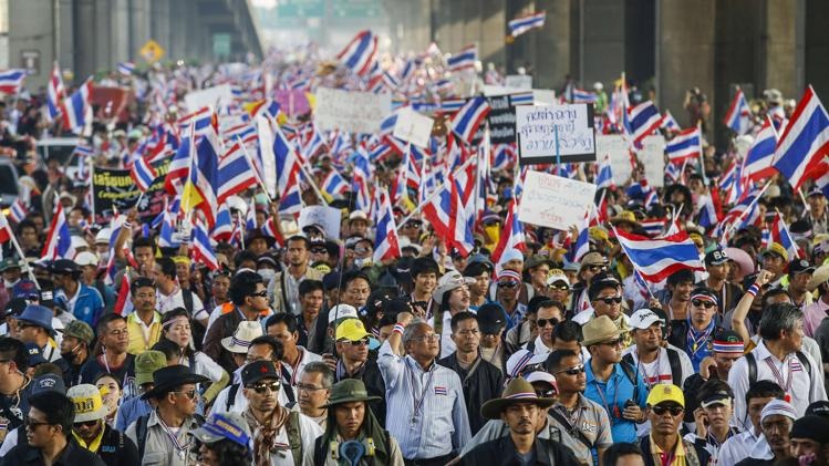 Bien nguoi tran ve tru so chinh phu Thai Lan hinh anh