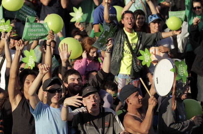 Quoc gia dau tien hop phap hoa 'hang nong' hinh anh