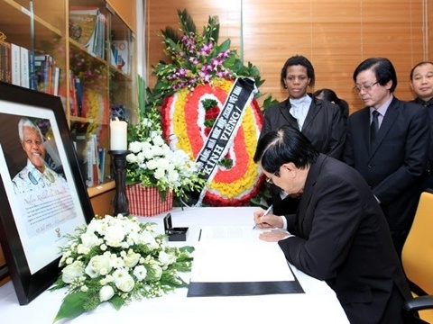 Chu tich nuoc vieng cuu tong thong Nam Phi Nelson Mandela hinh anh