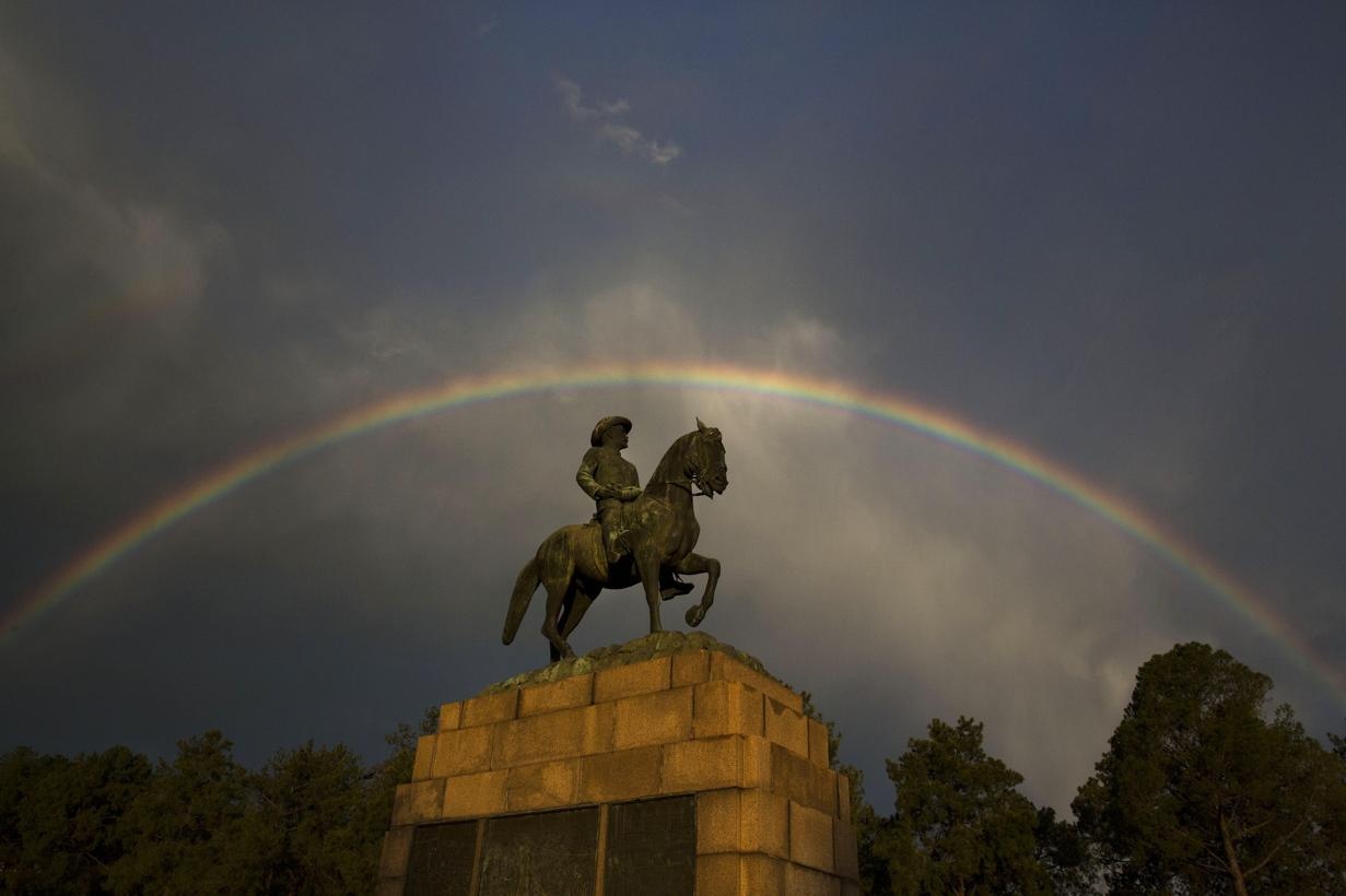 Cau vong xuat hien phia tren dam dong vieng Mandela hinh anh