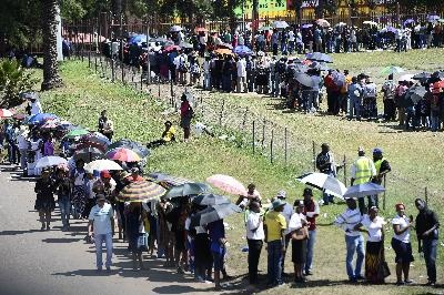 Dan pha rao an ninh vao vieng truoc khi Mandela ve dat me hinh anh