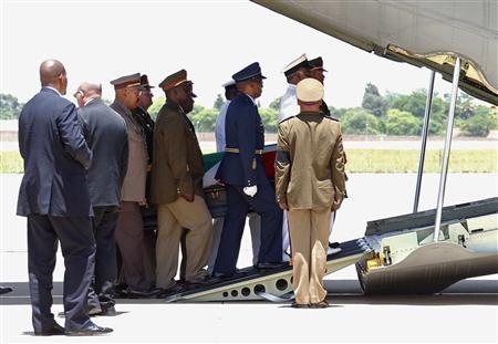 Nelson Mandela bat dau hanh trinh ve voi dat me hinh anh