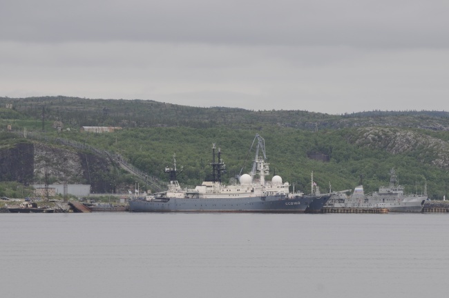 Khoet nui xay ham chua hon 100 qua ten lua hinh anh