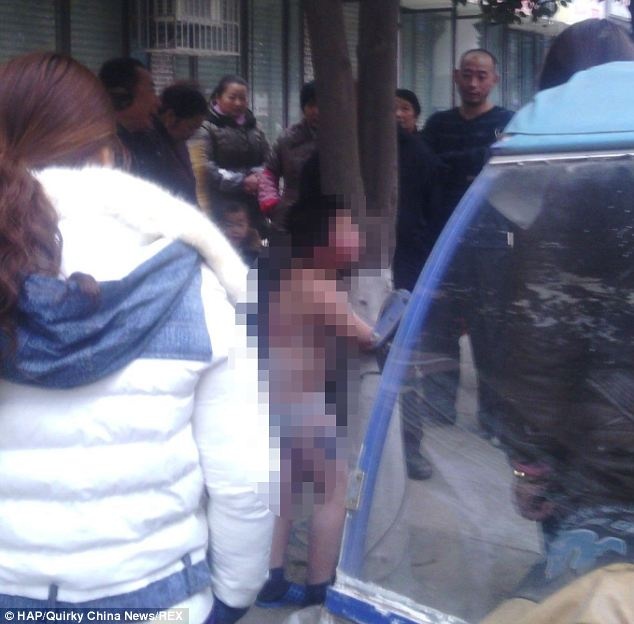 Be 8 tuoi bi lot tran, danh dap ngoai troi 5 do C hinh anh