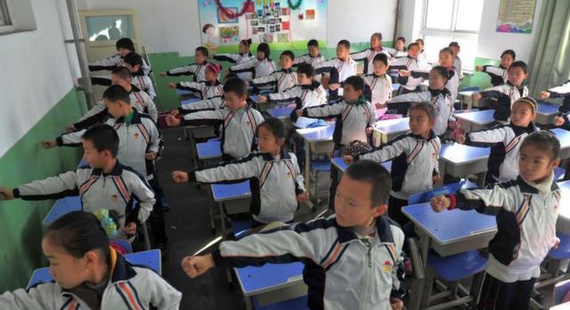 Hoc sinh Trung Quoc luyen kung fu de chong o nhiem hinh anh